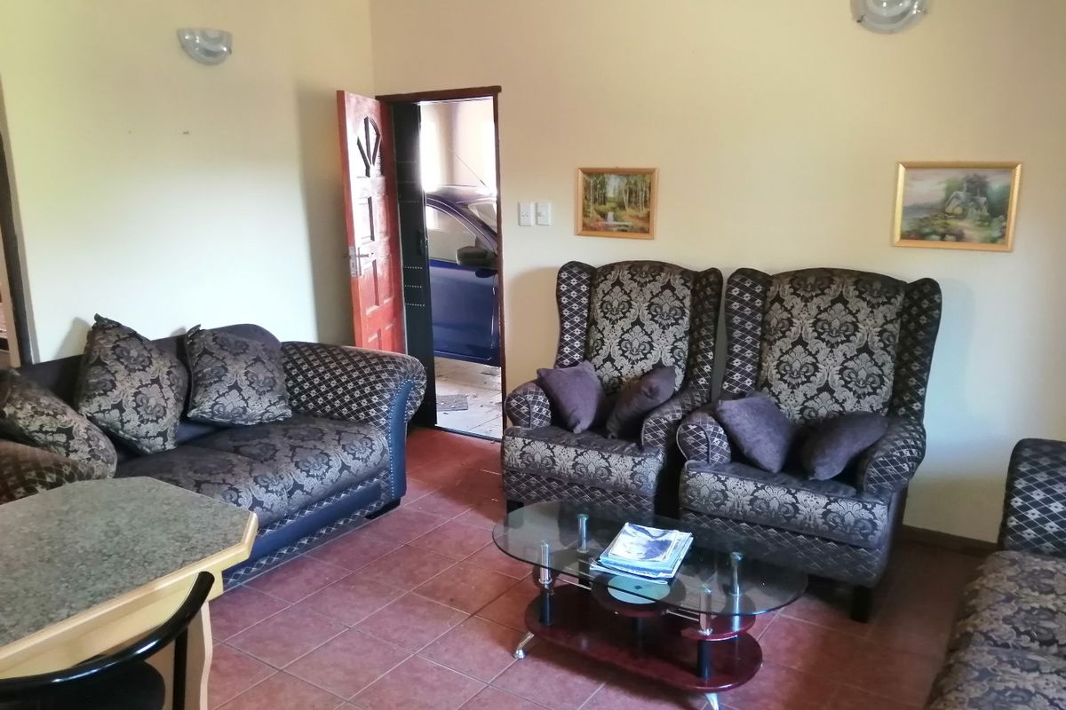 Well Priced Pet Friendly 3 Bedroom Unit - Photo 4