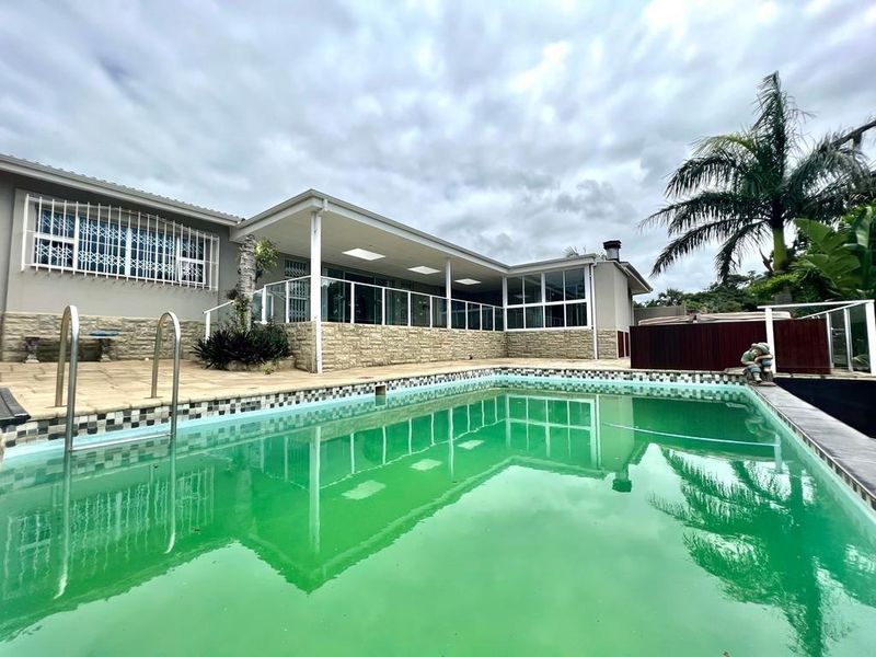 Exceptional Modern Family Residence With Sea Views  - Photo 1