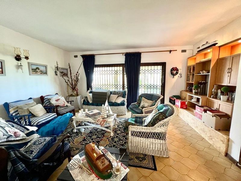 Spacious Family Home And Walk To The Beach - Photo 10