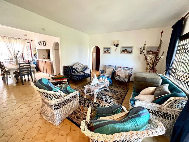 Spacious Family Home And Walk To The Beach - Photo 9