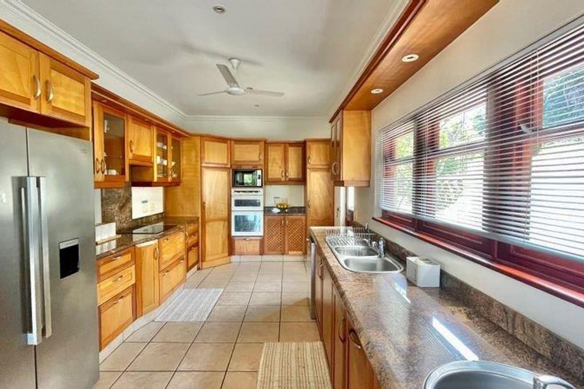 Prime Residence In A Secure Estate With Breath-taking Sea Views - Photo 5