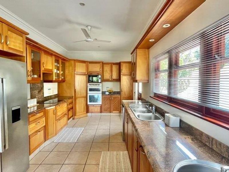 Prime Residence In A Secure Estate With Breath-taking Sea Views - Photo 5