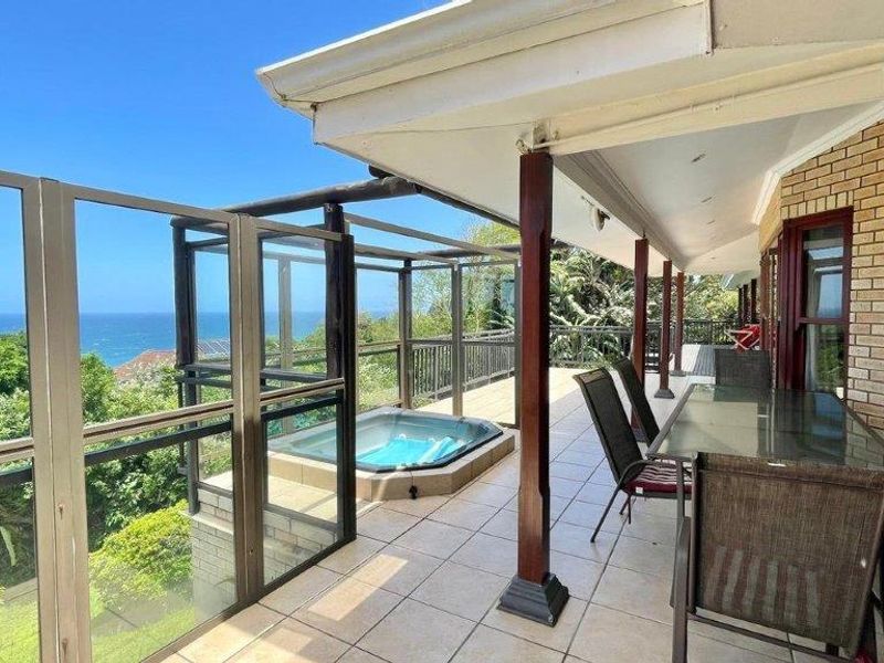 Prime Residence In A Secure Estate With Breath-taking Sea Views - Photo 10