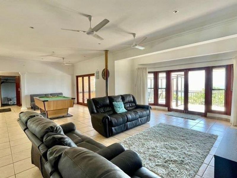 Prime Residence In A Secure Estate With Breath-taking Sea Views - Photo 8