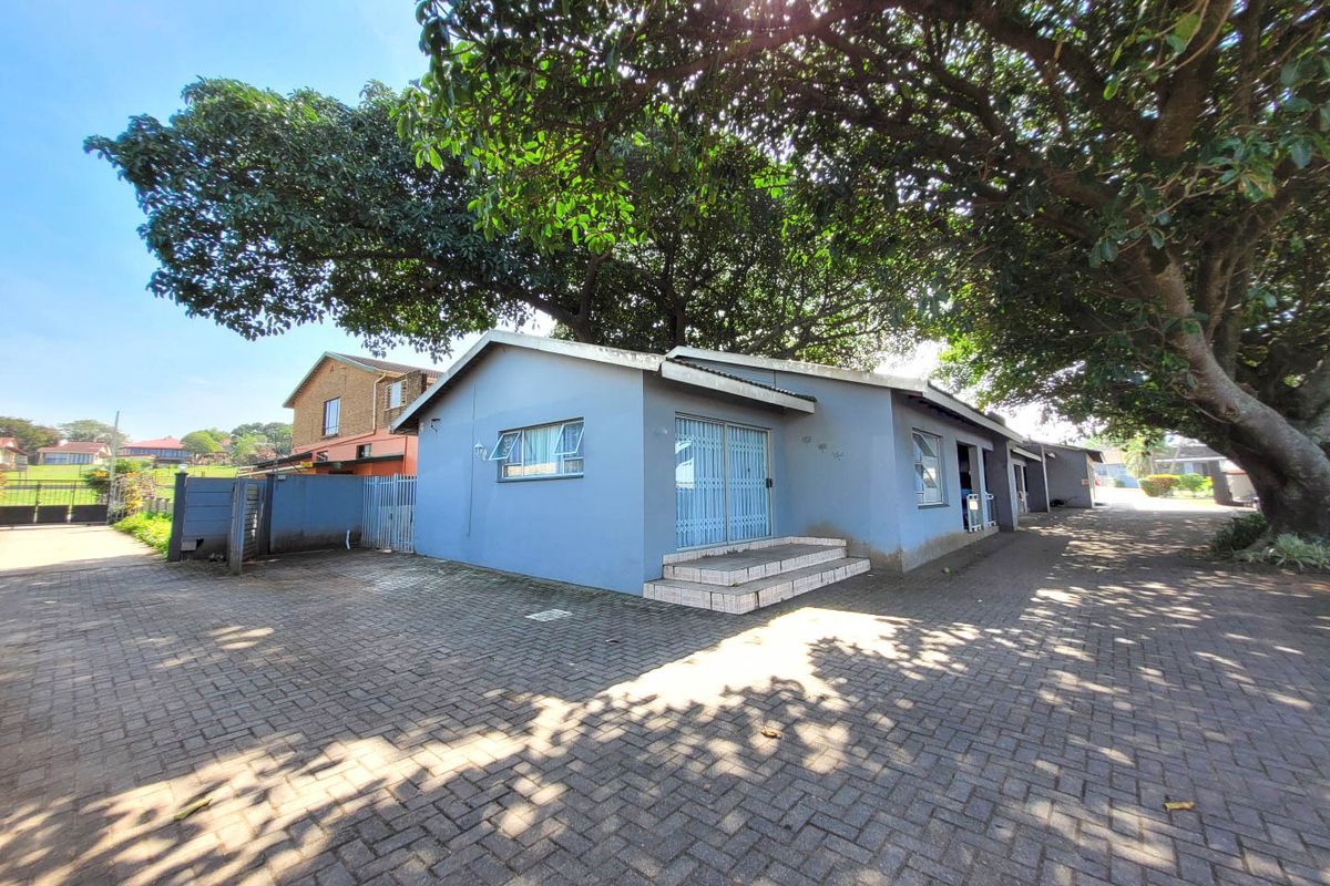 Relax And Pull Up A Seat At This Lovely Unit  - Photo 3