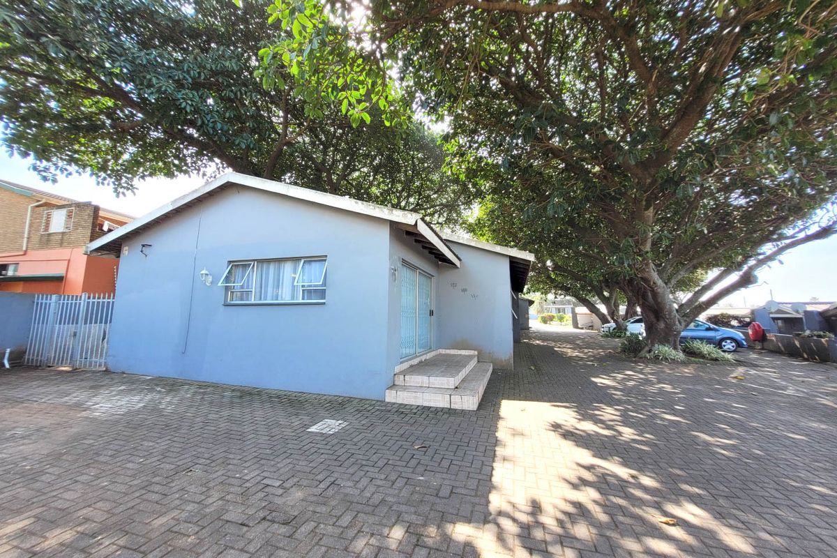 Relax And Pull Up A Seat At This Lovely Unit  - Photo 4