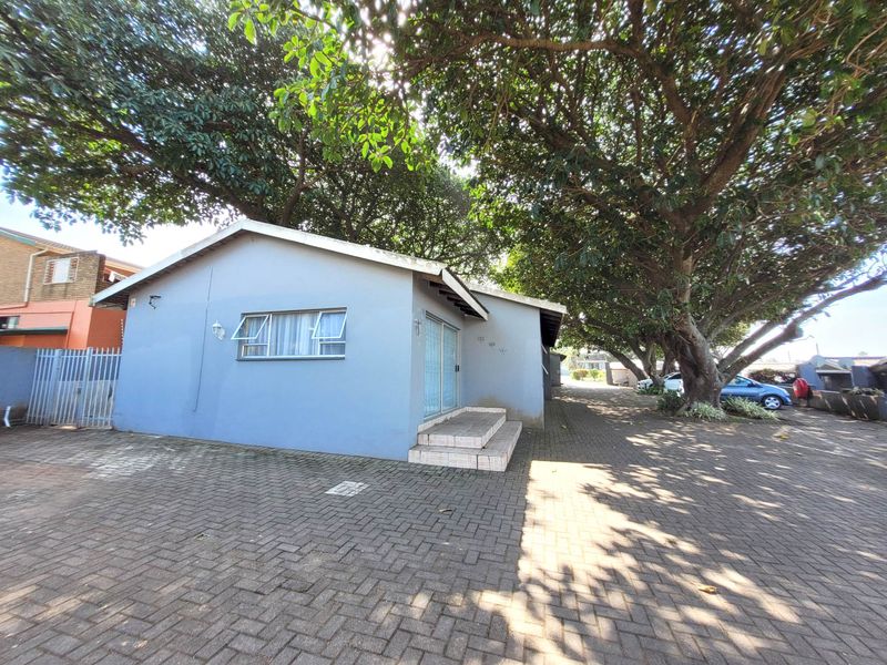 Relax And Pull Up A Seat At This Lovely Unit  - Photo 4