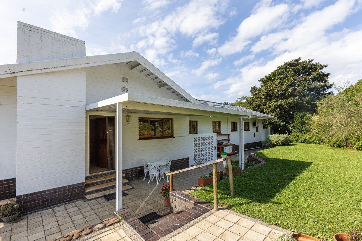 Home With A Dam Set In Umtentweni On A Massive Piece Of Ground - Photo 4