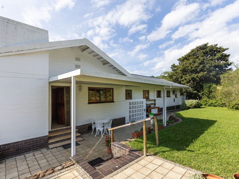 Home With A Dam Set In Umtentweni On A Massive Piece Of Ground - Photo 4