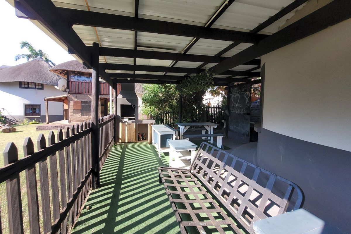 Modern Well Designed Unit - Photo 3