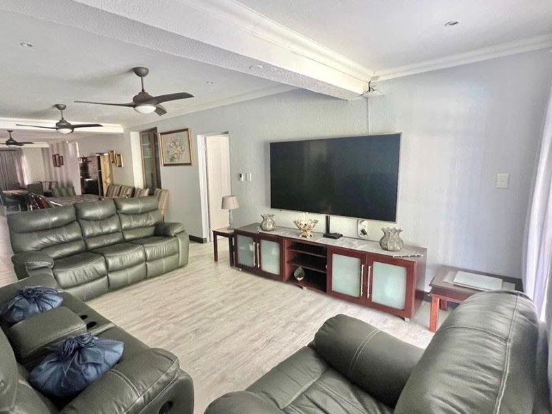 Beachfront Wonder On Shelly Beach - Photo 10