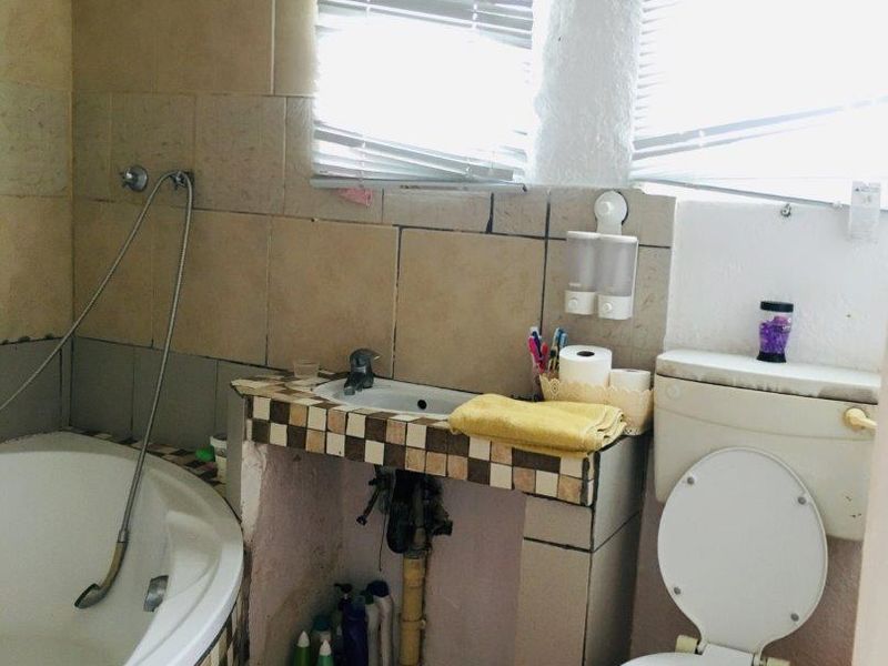 Neat 3 Bedroom Home - Photo 7
