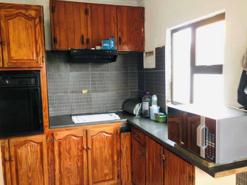 Neat 3 Bedroom Home - Photo 4