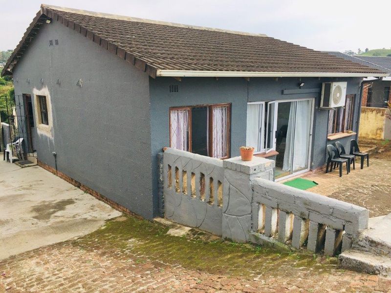 Neat 3 Bedroom Home - Photo 2