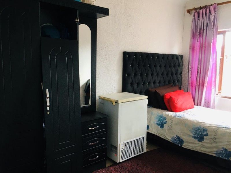 Neat 3 Bedroom Home - Photo 9