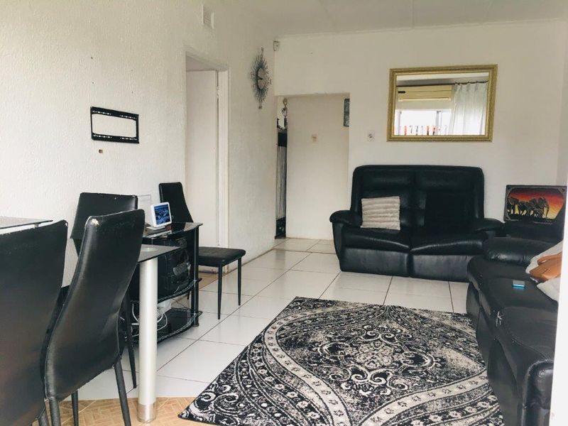 Neat 3 Bedroom Home - Photo 3