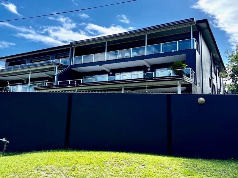 Beachfront Spacious Apartment In Shelly Beach - Photo 2