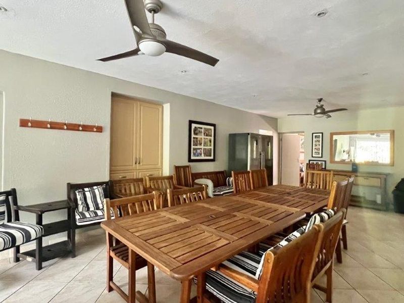 Beachfront Spacious Apartment In Shelly Beach - Photo 5