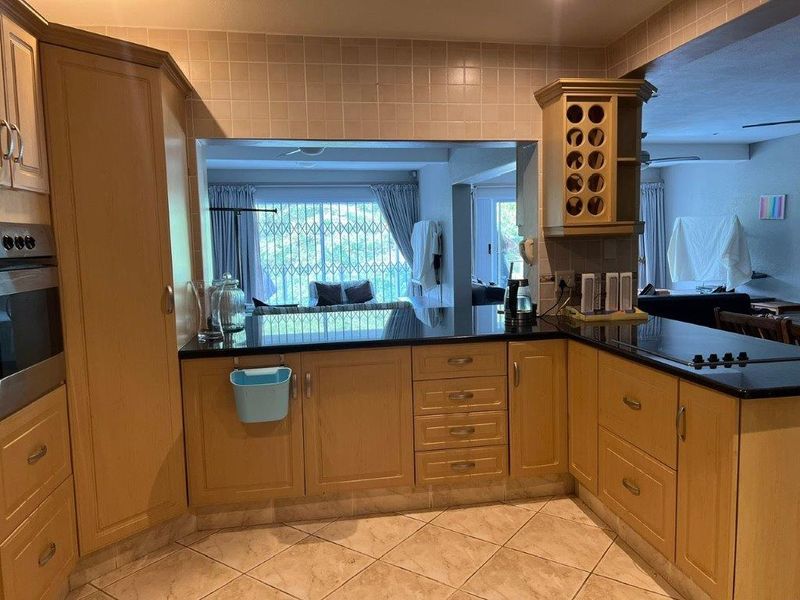 Beachfront Spacious Apartment In Shelly Beach - Photo 9