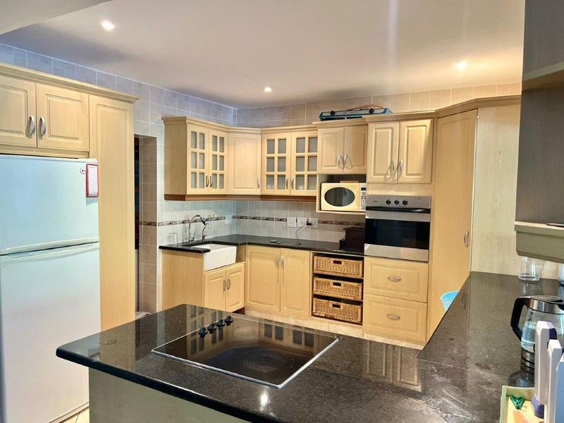 Beachfront Spacious Apartment In Shelly Beach - Photo 8