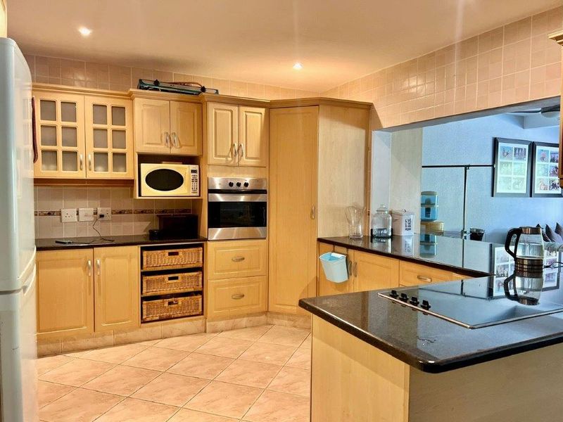 Beachfront Spacious Apartment In Shelly Beach - Photo 7