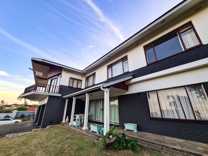 Unique 5-Bedroom Residence With Stunning Ocean Views - Photo 4