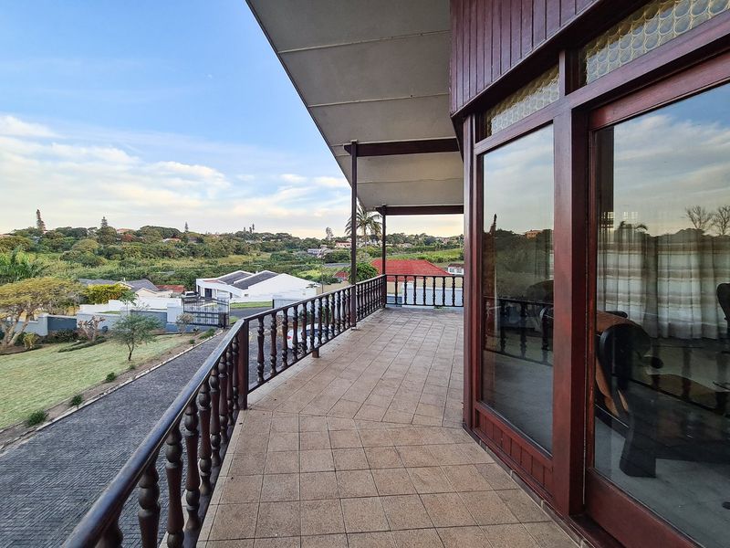 Unique 5-Bedroom Residence With Stunning Ocean Views - Photo 10