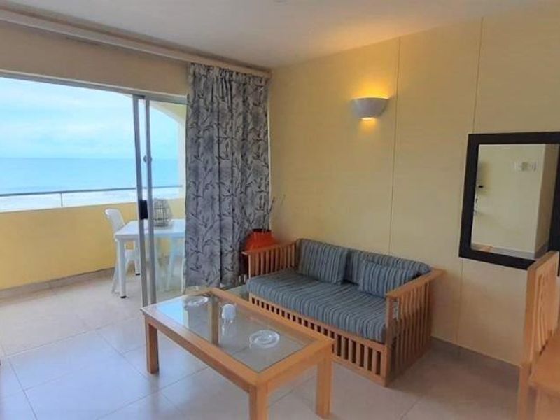 Luxurious Seaside Living: Exquisite 3 Bedroom Apartment On The 5th Floor With Breath Taking Ocean Views - Photo 8