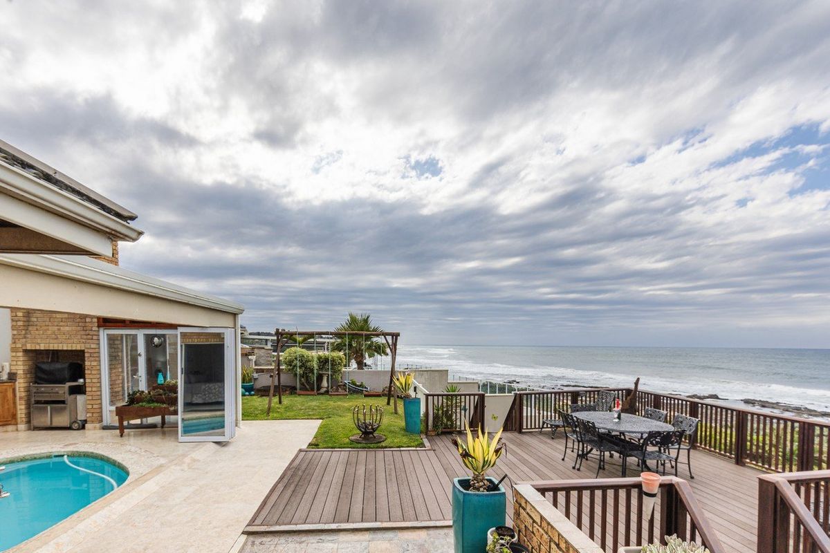 Ultra Modern Luxurious Villa With Direct Beach Access ! - Photo 2