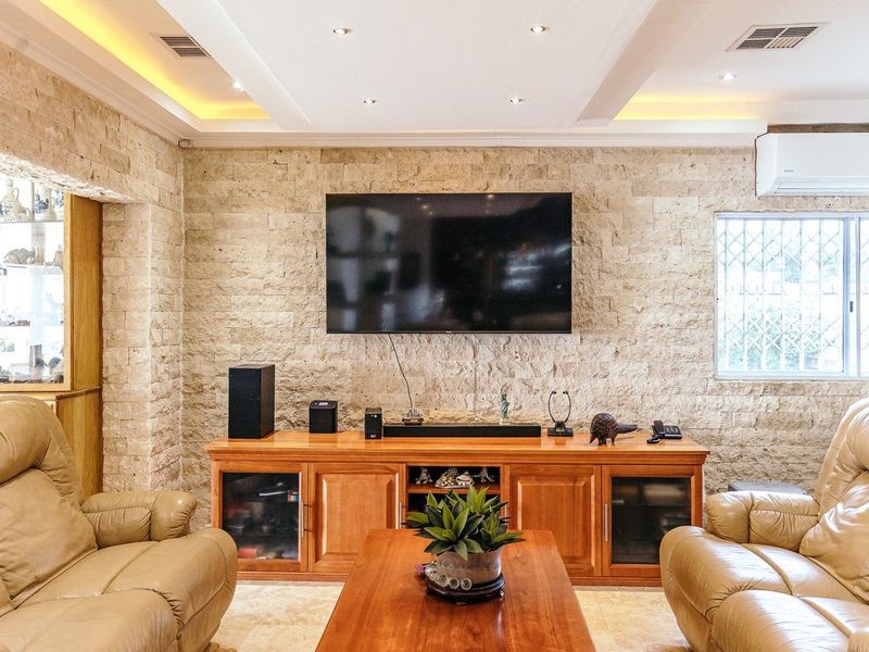 Ultra Modern Luxurious Villa With Direct Beach Access ! - Photo 8