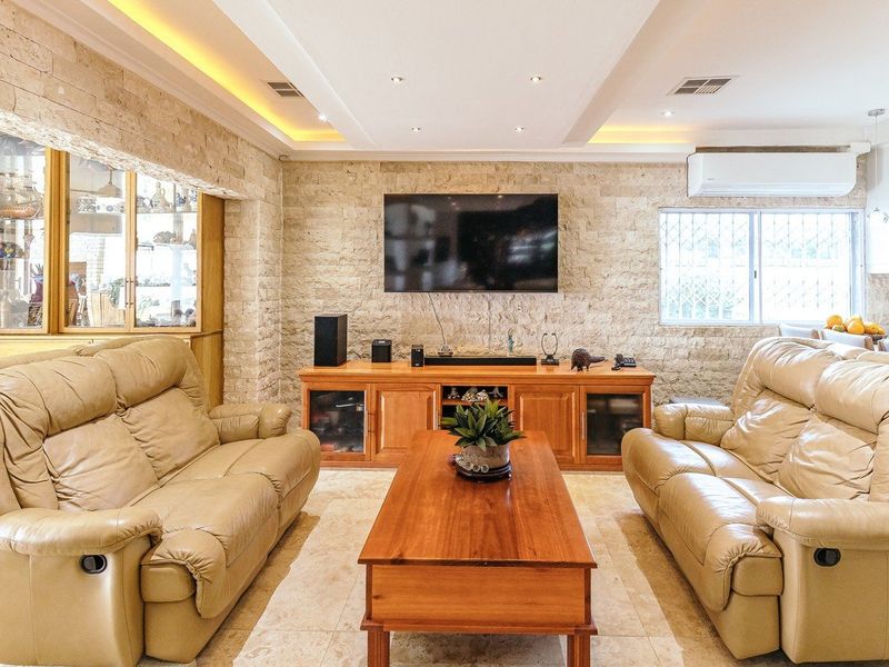 Ultra Modern Luxurious Villa With Direct Beach Access ! - Photo 7