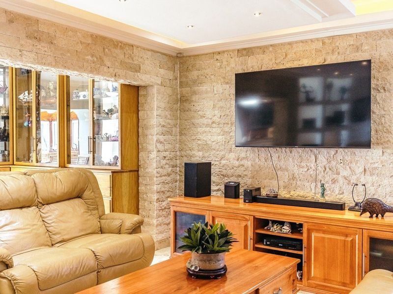 Ultra Modern Luxurious Villa With Direct Beach Access ! - Photo 6