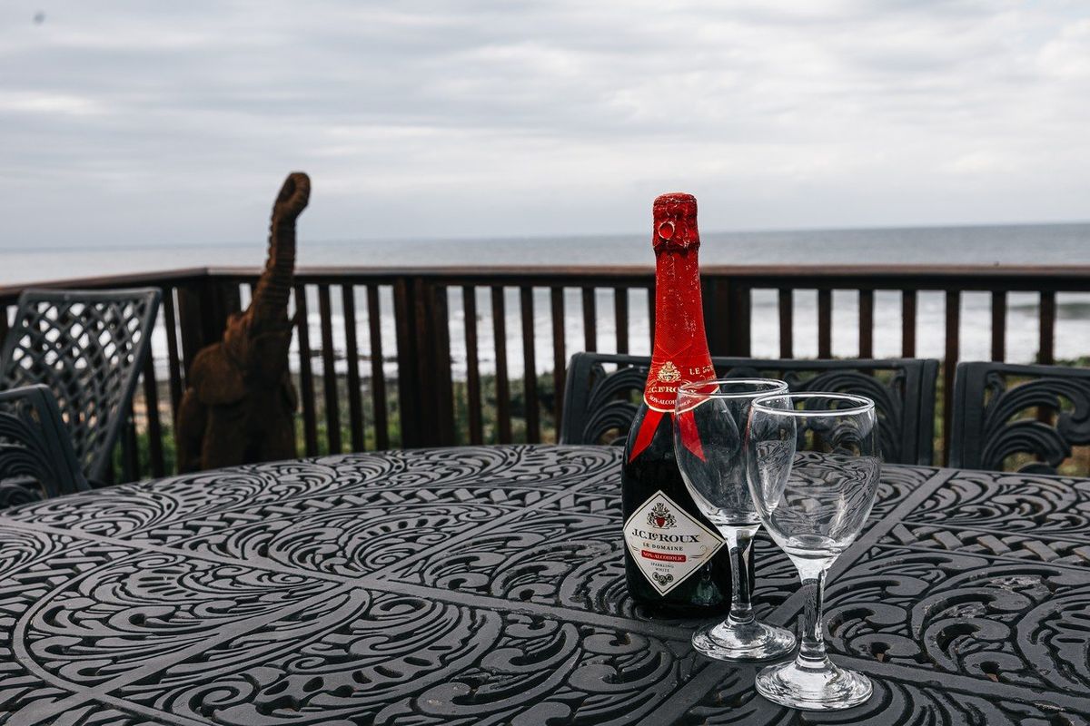 Ultra Modern Luxurious Villa With Direct Beach Access ! - Photo 4