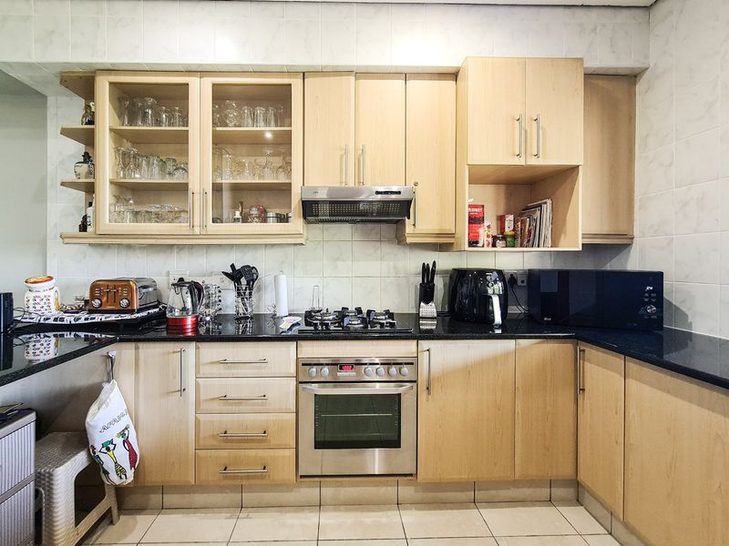 Coastal Paradise: An Alluring Penthouse With Beachside Splendour !! - Photo 4