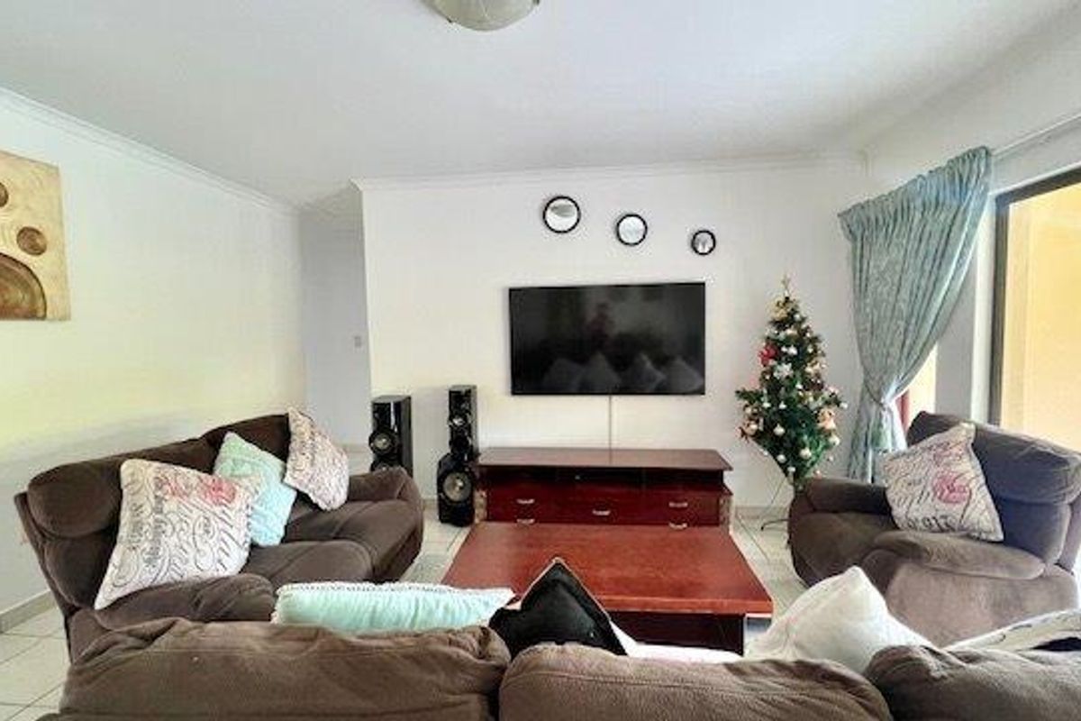 Top Floor Apartment In Beautiful Charlwood St Michaels Manor - Photo 4