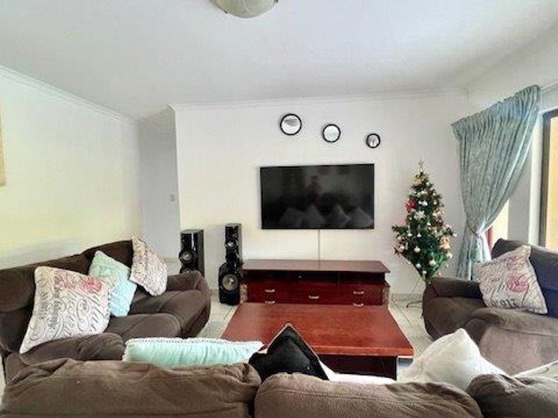 Top Floor Apartment In Beautiful Charlwood St Michaels Manor - Photo 4