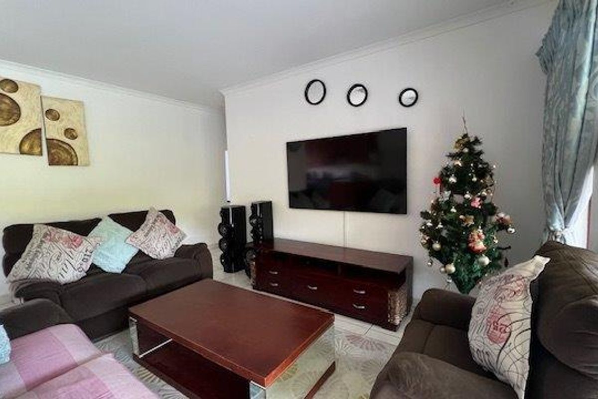 Top Floor Apartment In Beautiful Charlwood St Michaels Manor - Photo 3