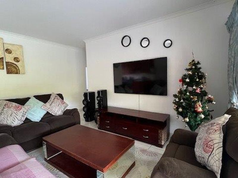 Top Floor Apartment In Beautiful Charlwood St Michaels Manor - Photo 3