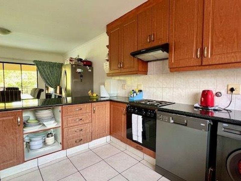 Top Floor Apartment In Beautiful Charlwood St Michaels Manor - Photo 9