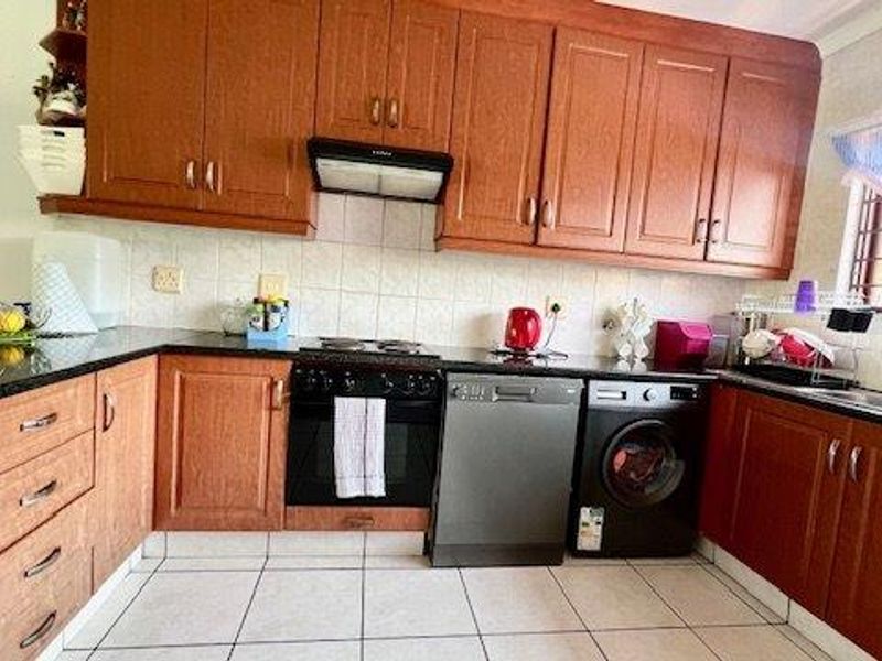 Top Floor Apartment In Beautiful Charlwood St Michaels Manor - Photo 8