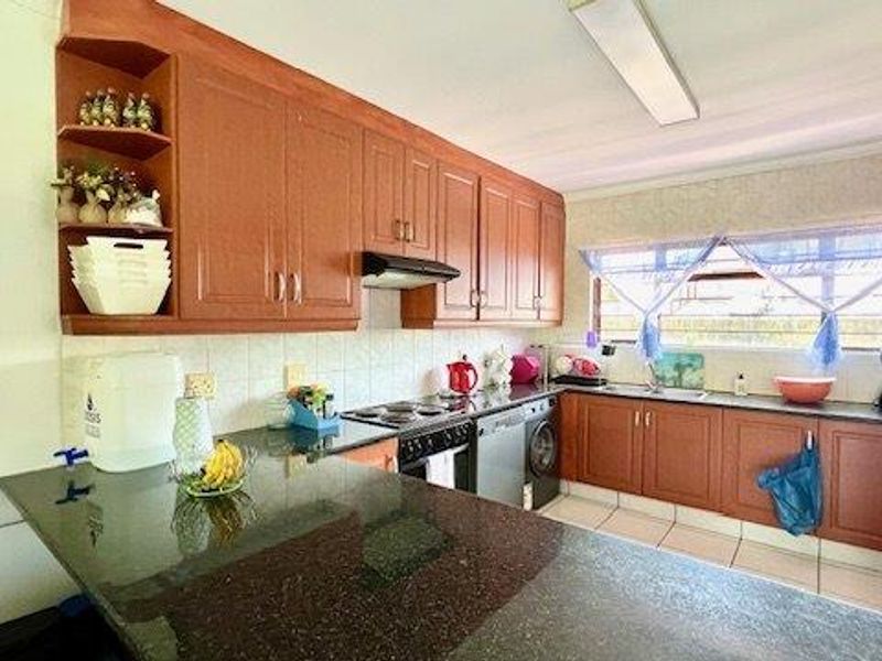 Top Floor Apartment In Beautiful Charlwood St Michaels Manor - Photo 7