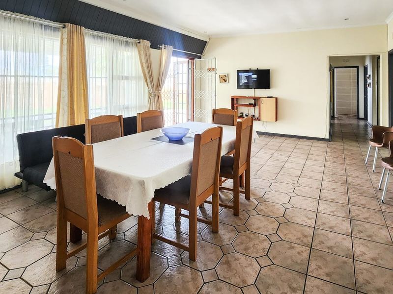 6 Bedroom Home Within Walking Distance To The Beach - Photo 9