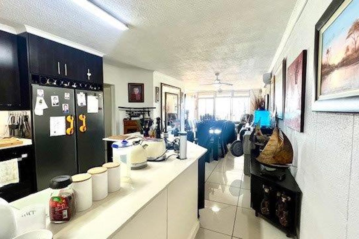 Upmarket Luxurious Beachfront Apartment On Uvongo Beach - Photo 5