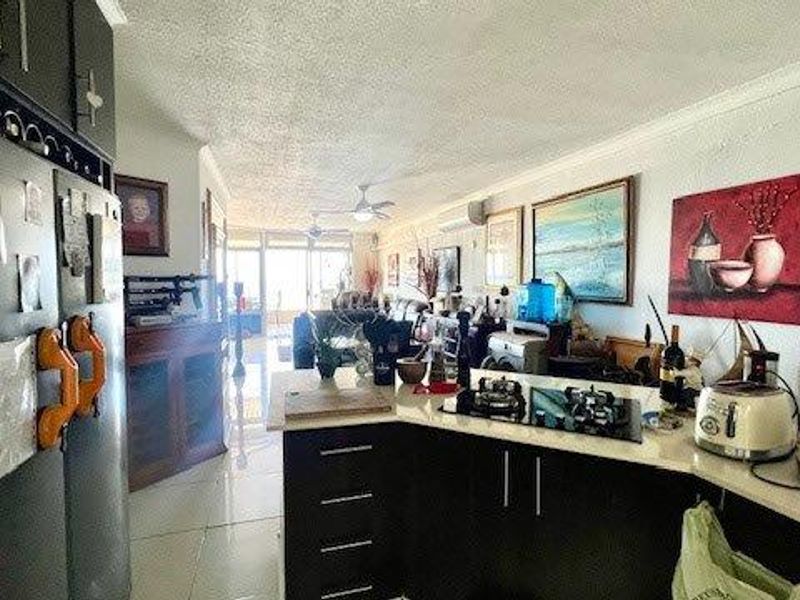 Upmarket Luxurious Beachfront Apartment On Uvongo Beach - Photo 10