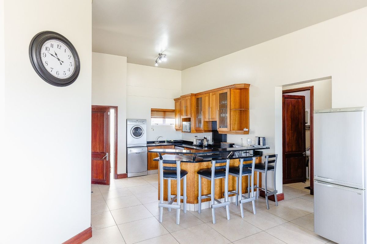 4 Bedroom Penthouse With 180 Degree Sea Views - Photo 5