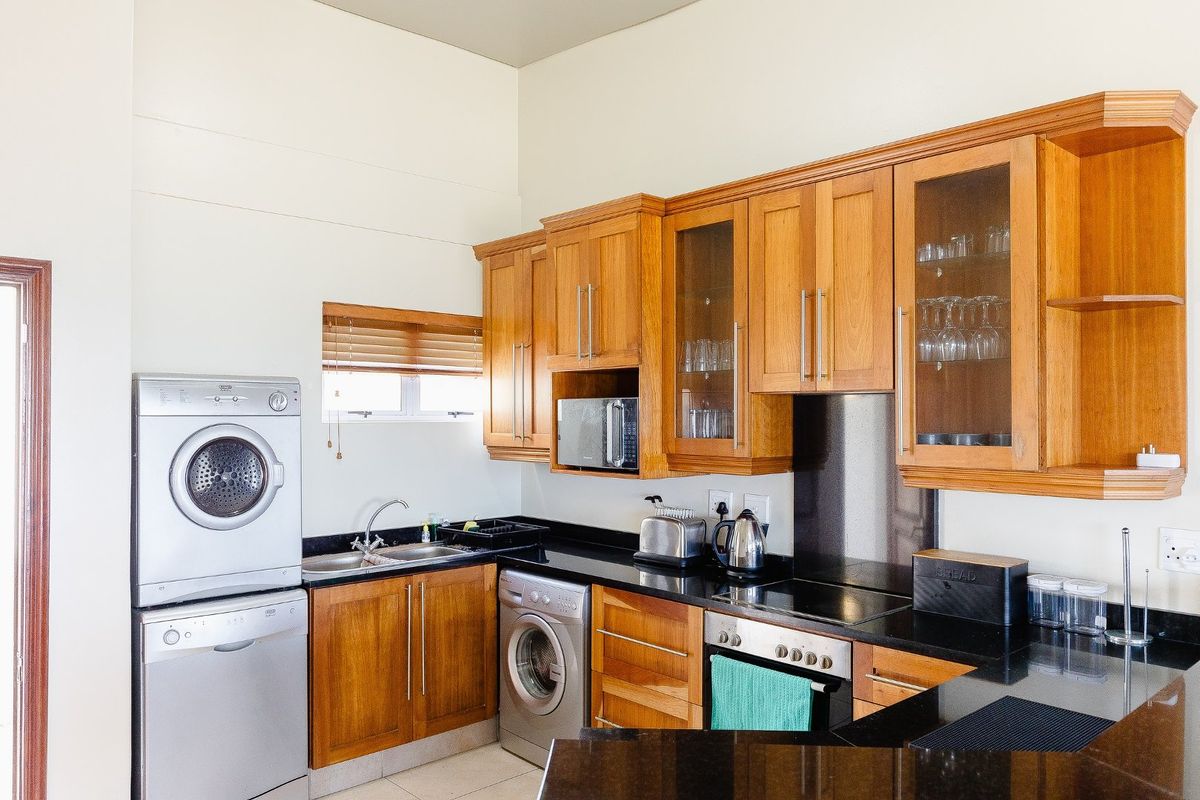 4 Bedroom Penthouse With 180 Degree Sea Views - Photo 4