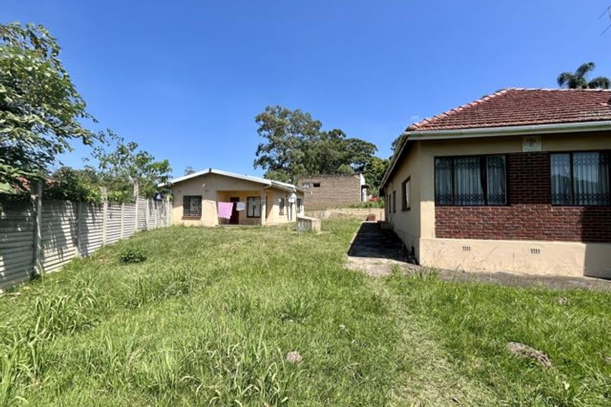 House + Flat On One Stand + 2 More Vacant Stands !!!! - Photo 2