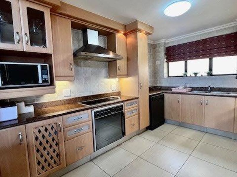 Upmarket Penthouse On Ramsgate Beach - Photo 10