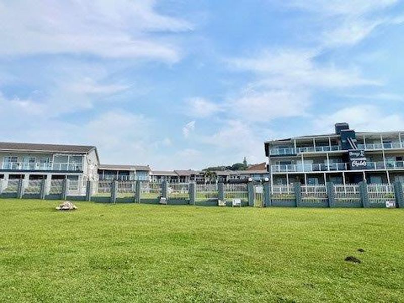 Upmarket Level Apartment On Uvongo Beach - Photo 2