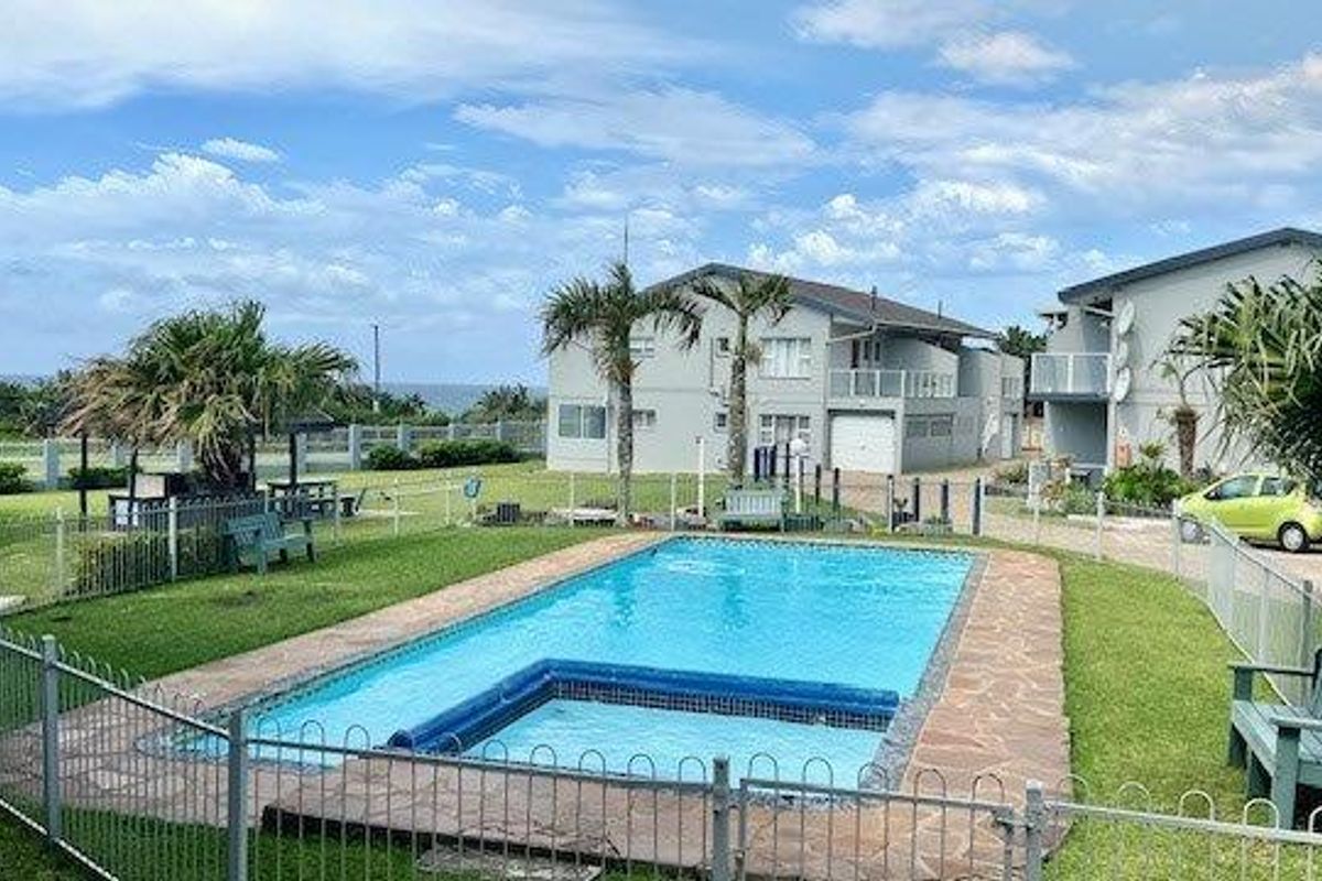 Upmarket Level Apartment On Uvongo Beach - Photo 5